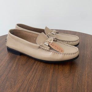 Brand New Tods Drivers in beige leather size 8
